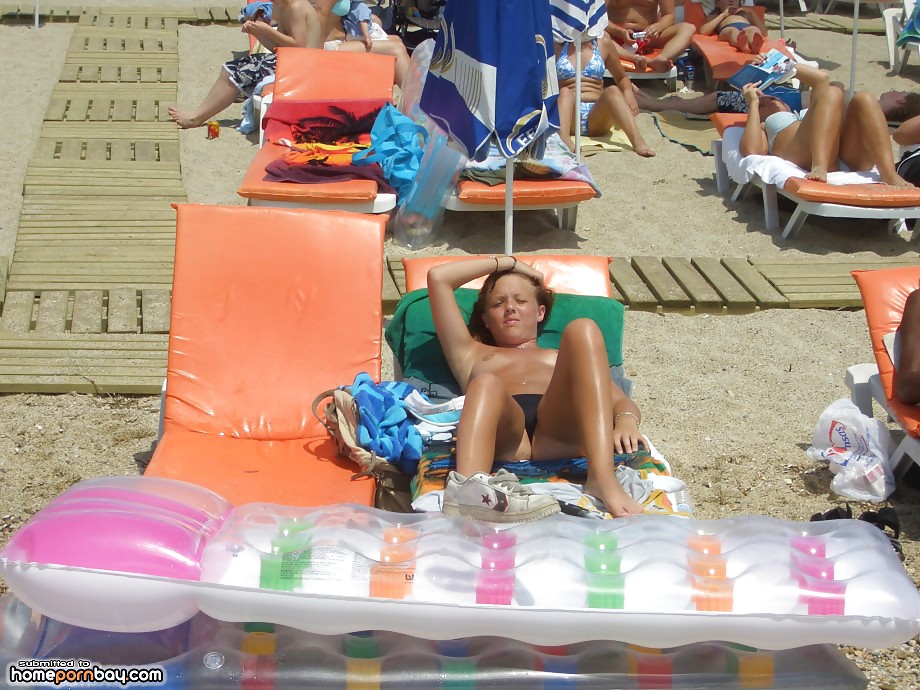 Giovane nuda abbronzata sulla spiaggia
 #30314484