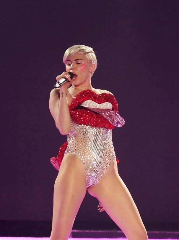 Miley Cyrus #26091505