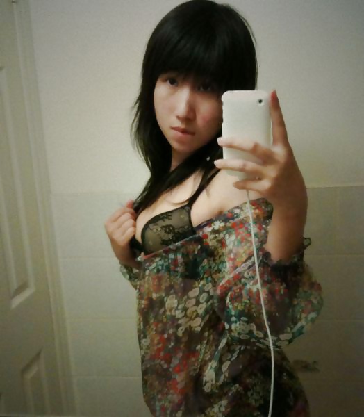 Joven joven asiática con inocente selfie desnuda
 #28427981