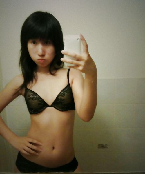 Joven joven asiática con inocente selfie desnuda
 #28427986
