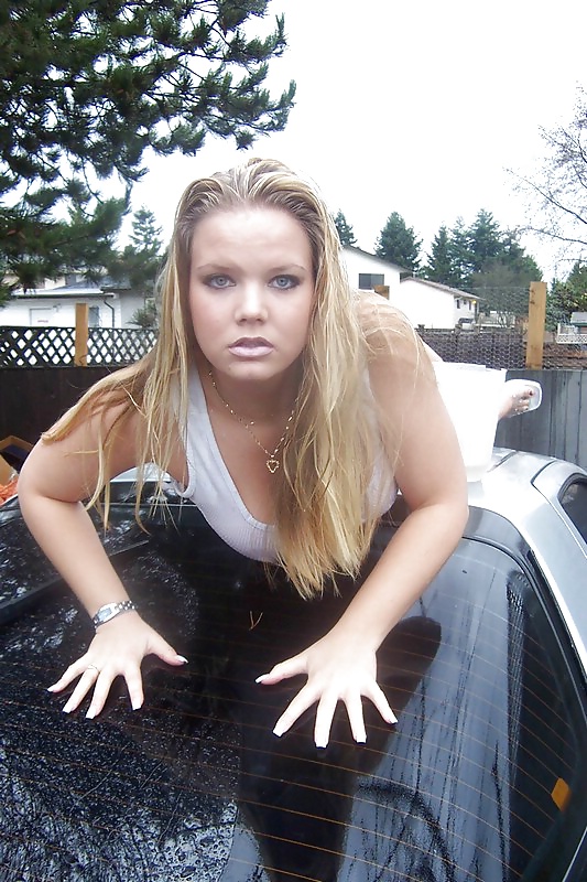 Rubia mojada al aire libre
 #31044106