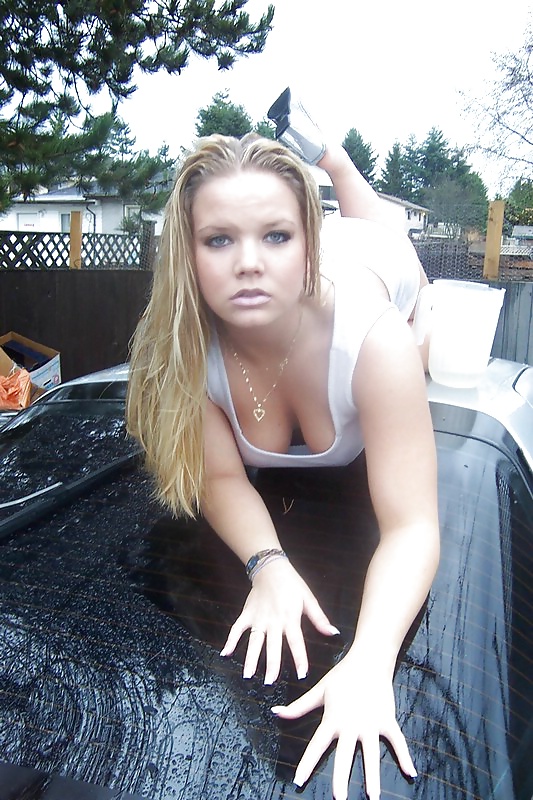 Rubia mojada al aire libre
 #31044109