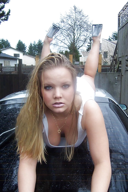 Rubia mojada al aire libre
 #31044139