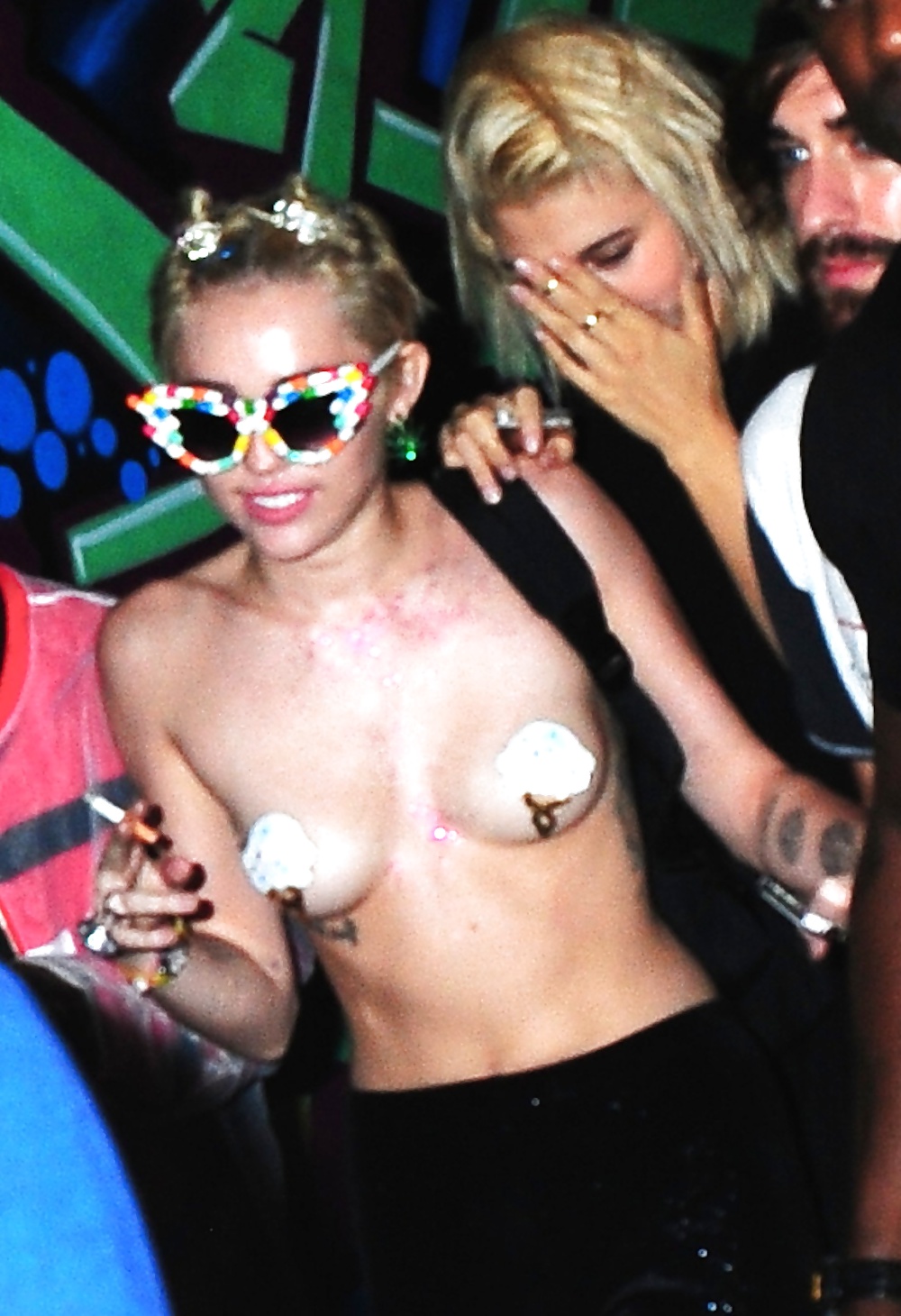 Miley nudes
 #25156346