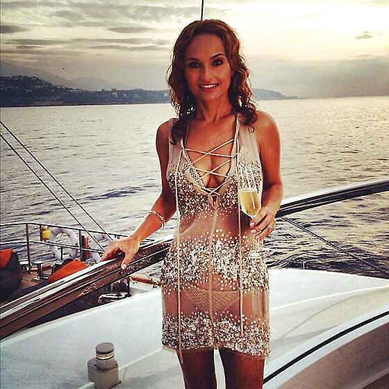 GIADA DE LAURENTIIS CLEAVAGE AND CAMELTOE  #40263944