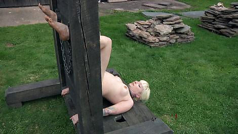 中世の牢屋に入れられた裸の女性
 #26942102