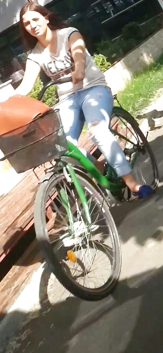Espía bicicleta y rollos viejo + joven rumano
 #28972177
