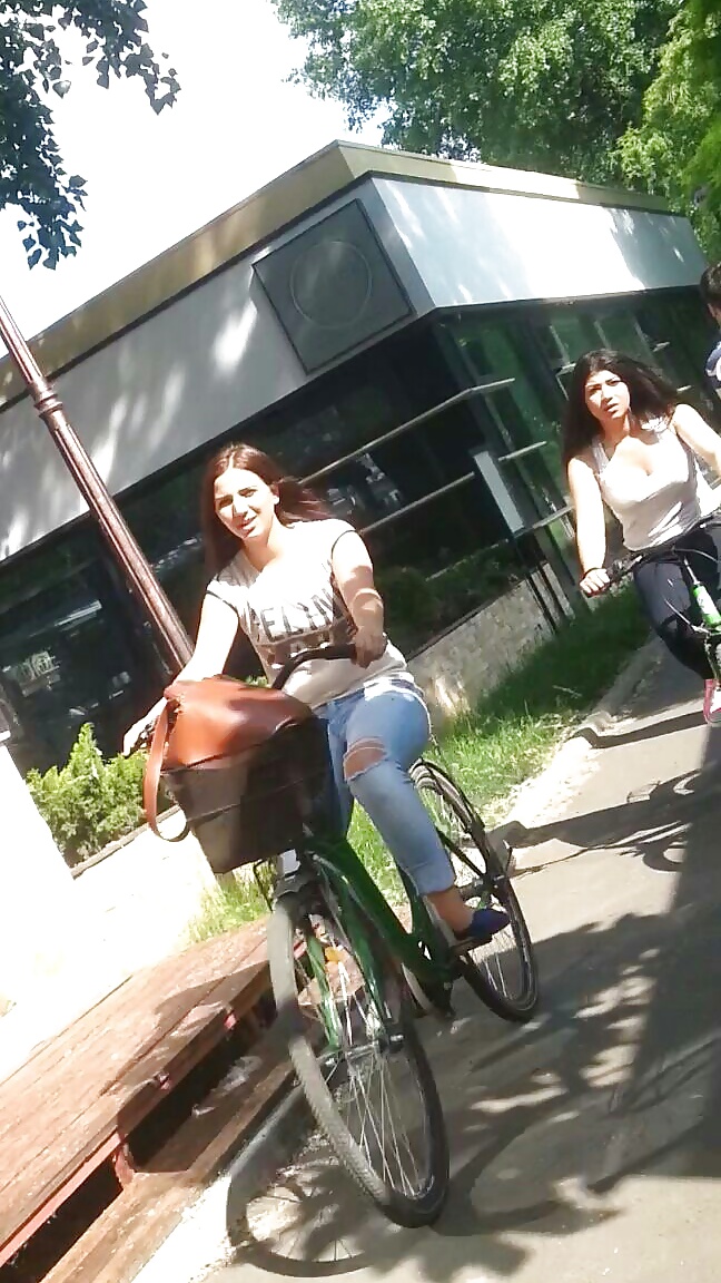 Espía bicicleta y rollos viejo + joven rumano
 #28972188