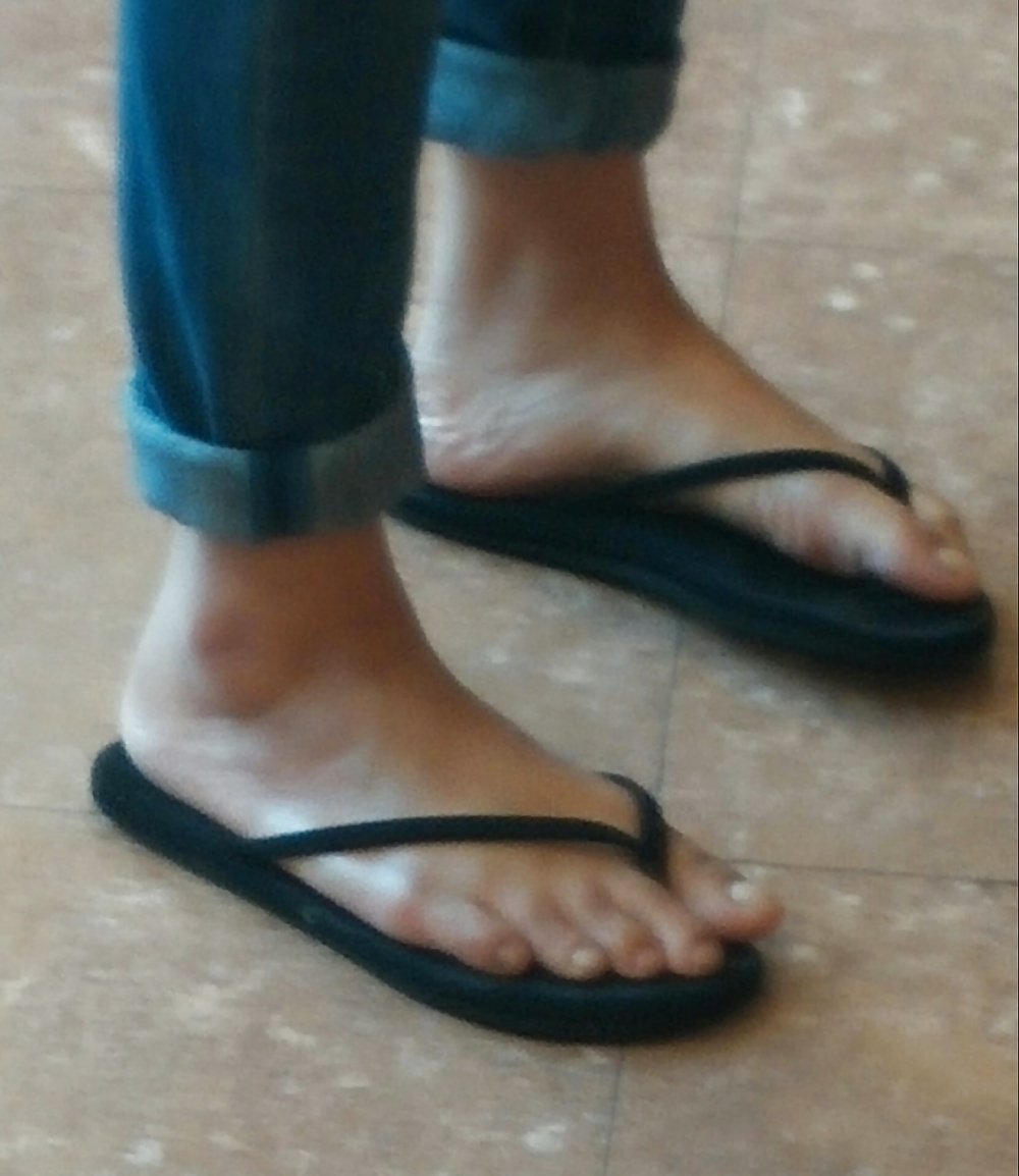 Skinny Asiatischen Teen Füße Und Arsch In Jeans Mit Gesicht. #31313307