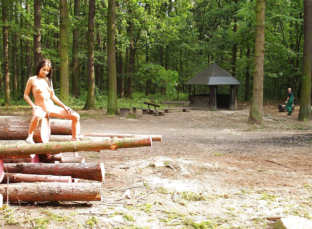 Pequeña morena en público
 #34524720