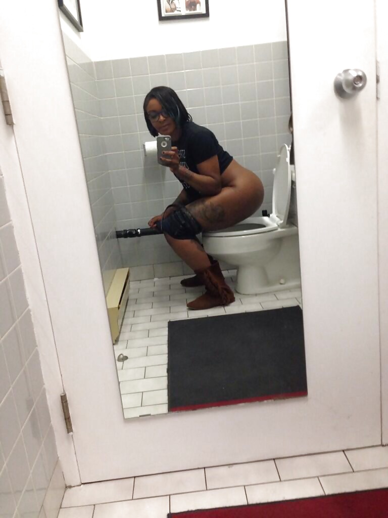 Schwarze Mädchen Auf Der Toilette #40973842