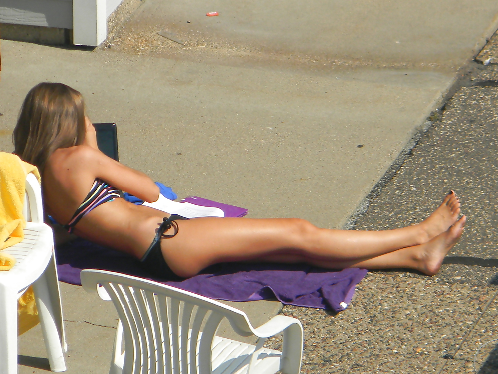 Teen flashes her titties sunbathing #22917315