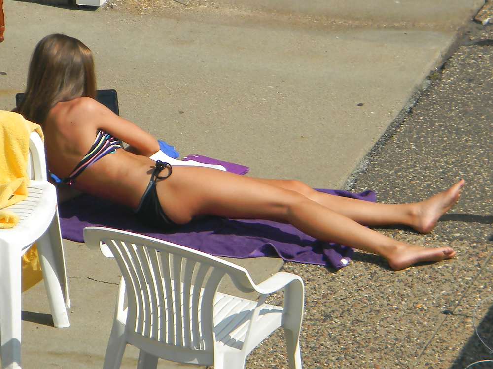 Teen flashes her titties sunbathing #22917336