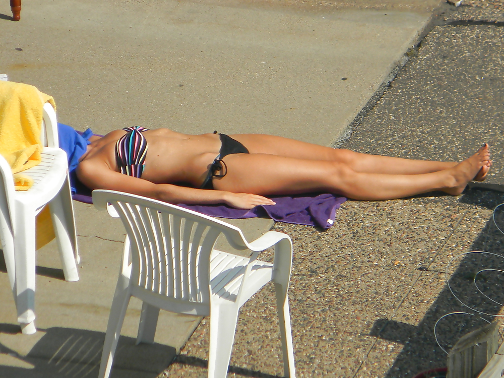 Teen flashes her titties sunbathing #22917415