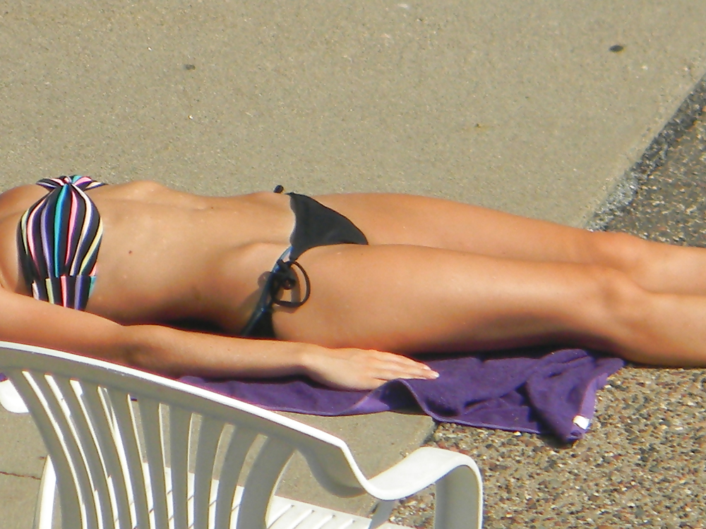 Teen flashes her titties sunbathing #22917437