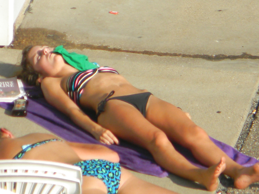 Teen flashes her titties sunbathing #22917508