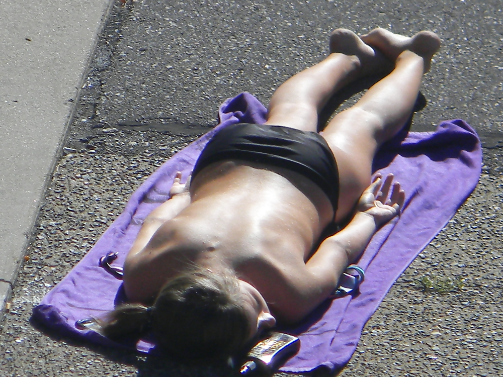 Teen flashes her titties sunbathing #22917587
