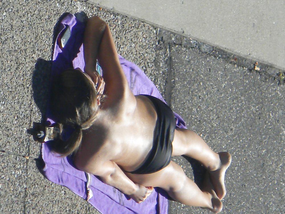 Teen flashes her titties sunbathing #22917593