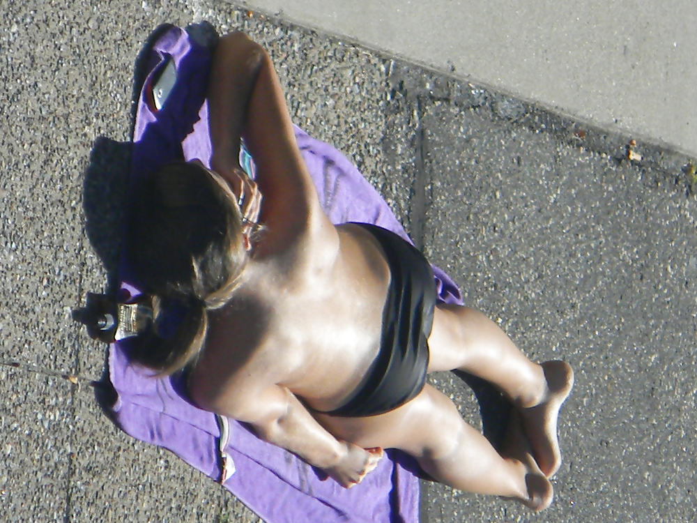 Teen flashes her titties sunbathing #22917596