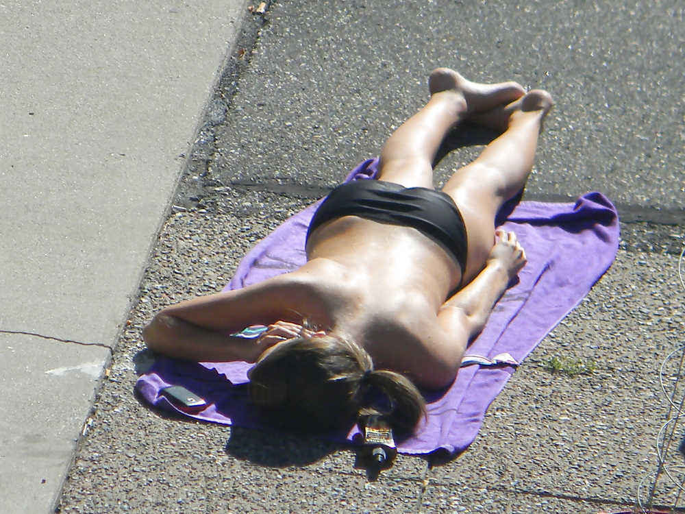 Teen flashes her titties sunbathing #22917606