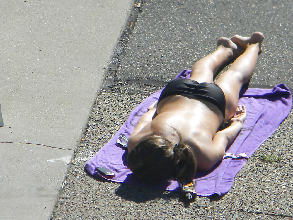 Teen flashes her titties sunbathing #22917617