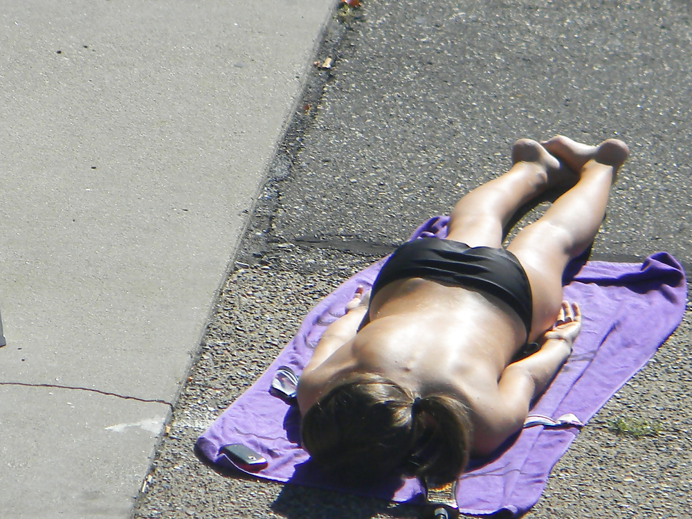 Teen flashes her titties sunbathing #22917629