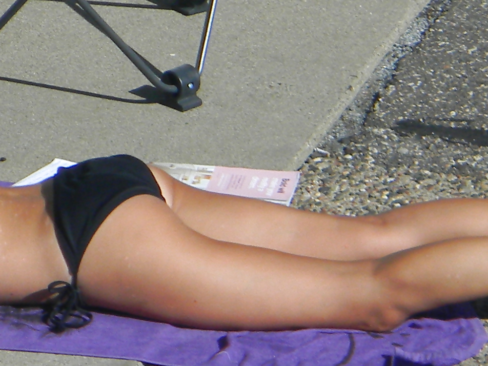 Teen flashes her titties sunbathing #22917774