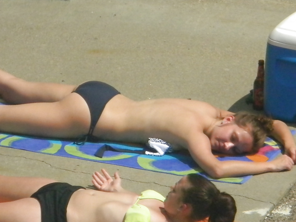 Teen flashes her titties sunbathing #22917876