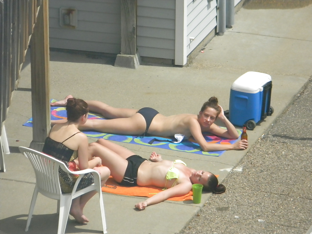 Teen flashes her titties sunbathing #22917904