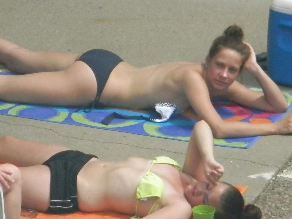 Teen flashes her titties sunbathing #22917911