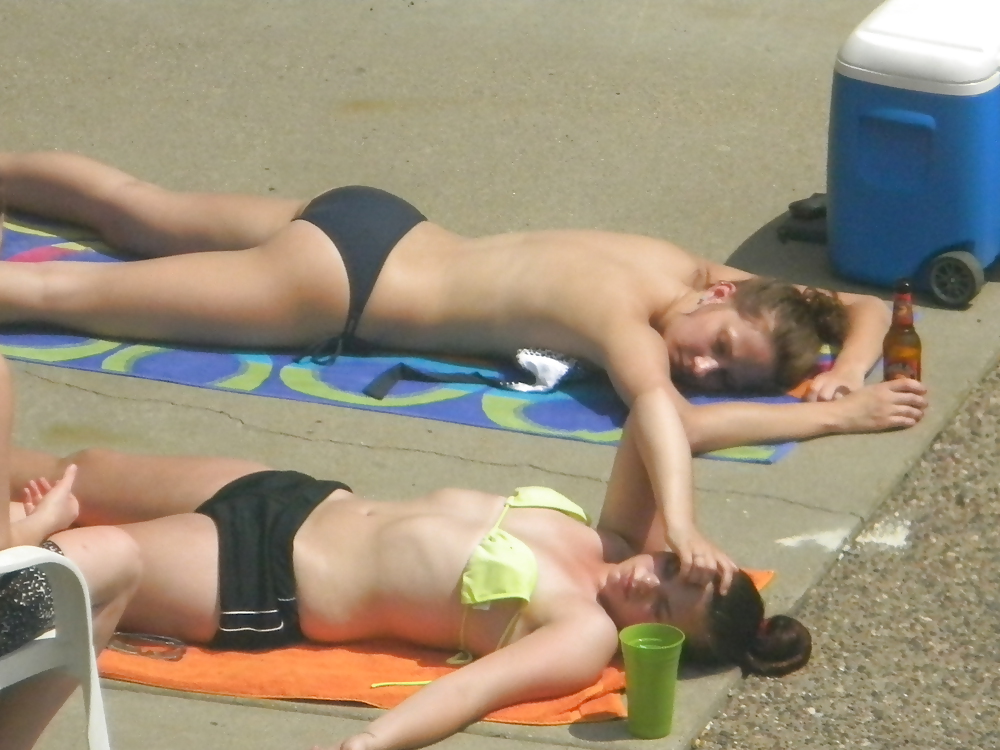 Teen flashes her titties sunbathing #22917935