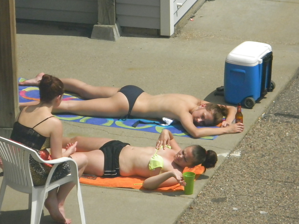 Teen flashes her titties sunbathing #22917943