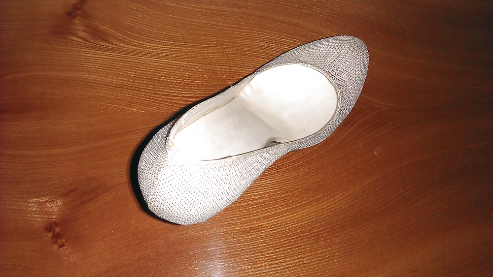 Gefunden Hündin Highheel Auf Der Autobahn #27504186