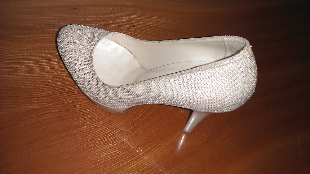 Gefunden Hündin Highheel Auf Der Autobahn #27504191