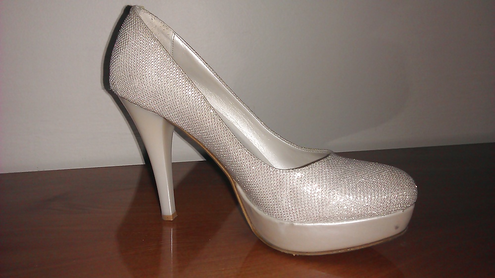 Gefunden Hündin Highheel Auf Der Autobahn #27504205