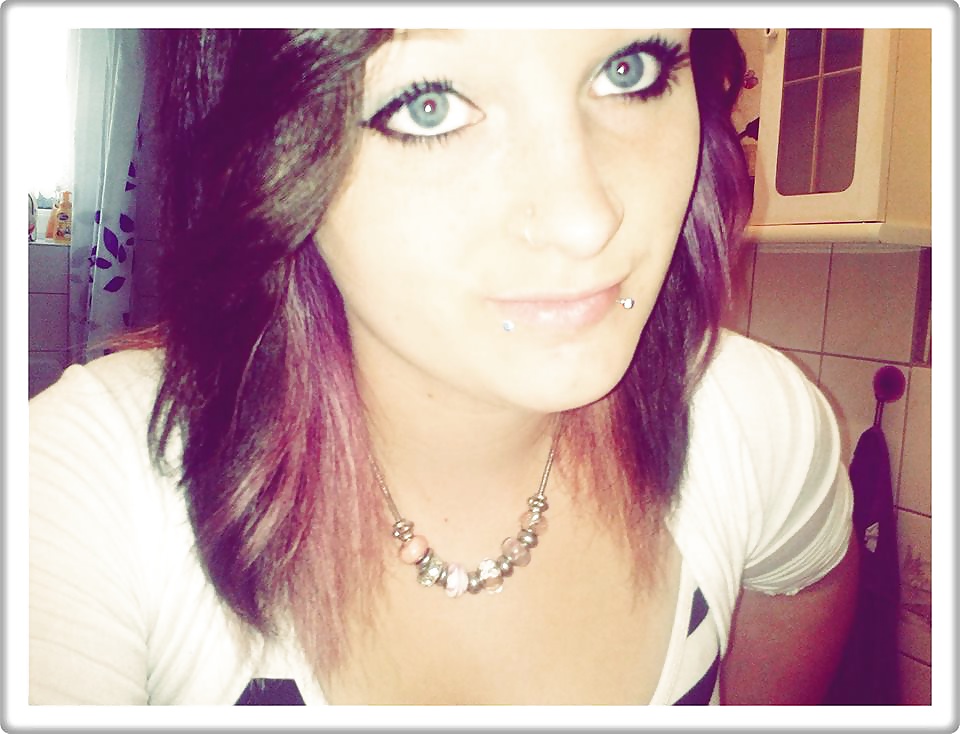 Melli das kleine Miststueck zum geil kommentieren #33989017