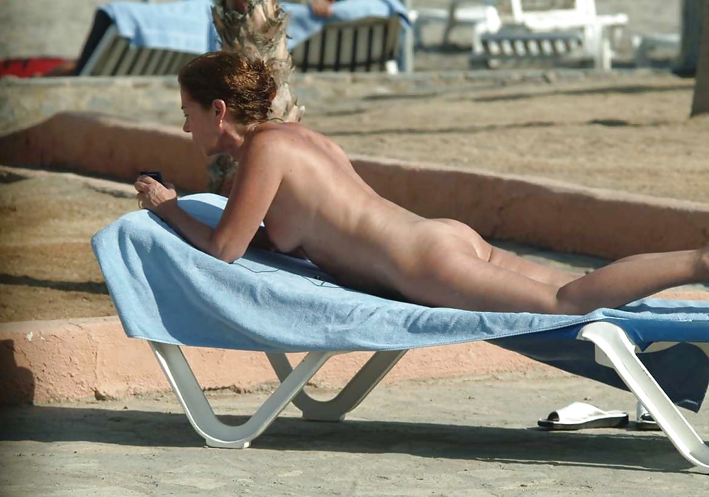 Nudisti naturisti pubblico all'aperto flash #34
 #28629628