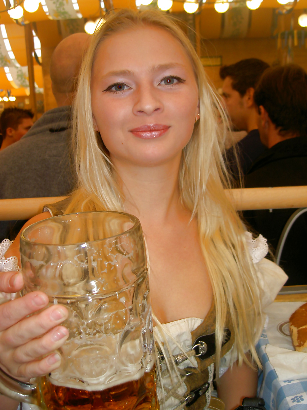 Blondine besorgt es sich nach dem Oktoberfest #33941885