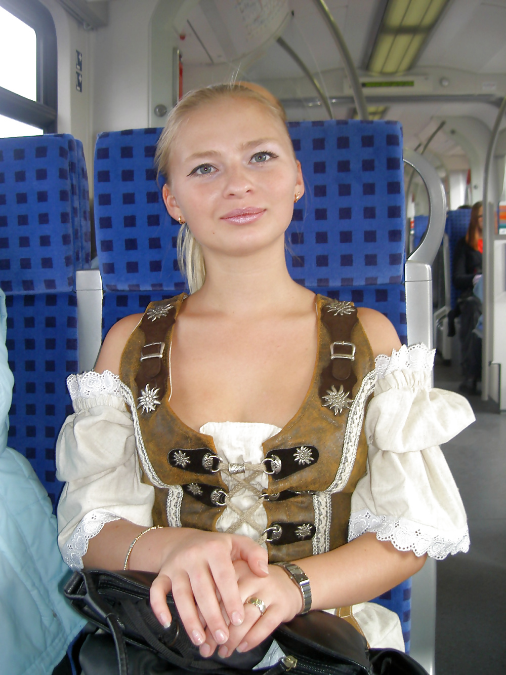 Blondine besorgt es sich nach dem oktoberfest
 #33941889