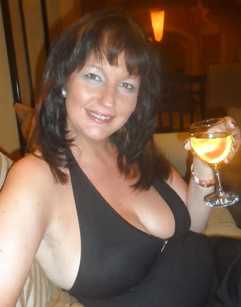 Stunning big titted MILF Evie #22993055