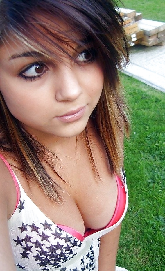 Busty Teens Cleavage 3 #25926243