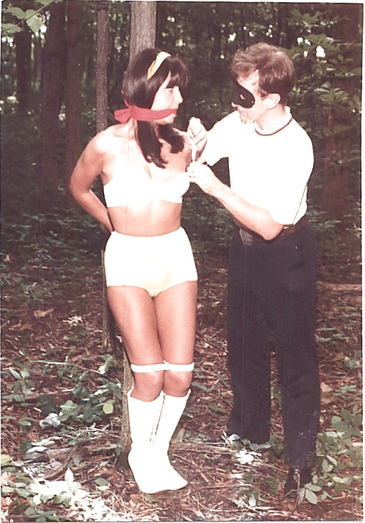 Retro Im Wald Bondage-gestrippt. #27061704