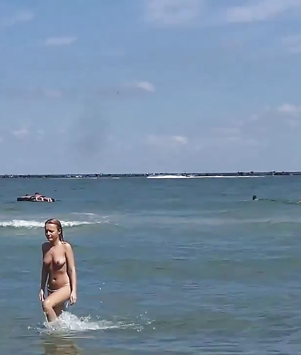 Spy sexy teens topless spiaggia estate rumeno
 #40614719