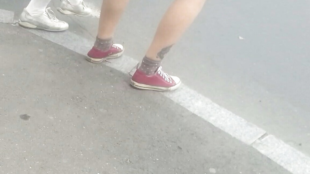Spy pies, las piernas, el pie, el tobillo mujeres sexy rumano
 #39658493