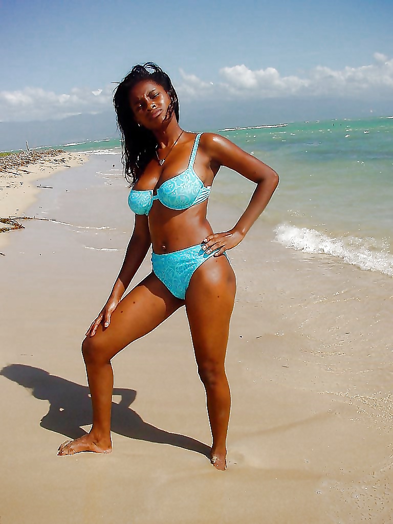 Ebony babe con grandi tette sulla spiaggia
 #33188050