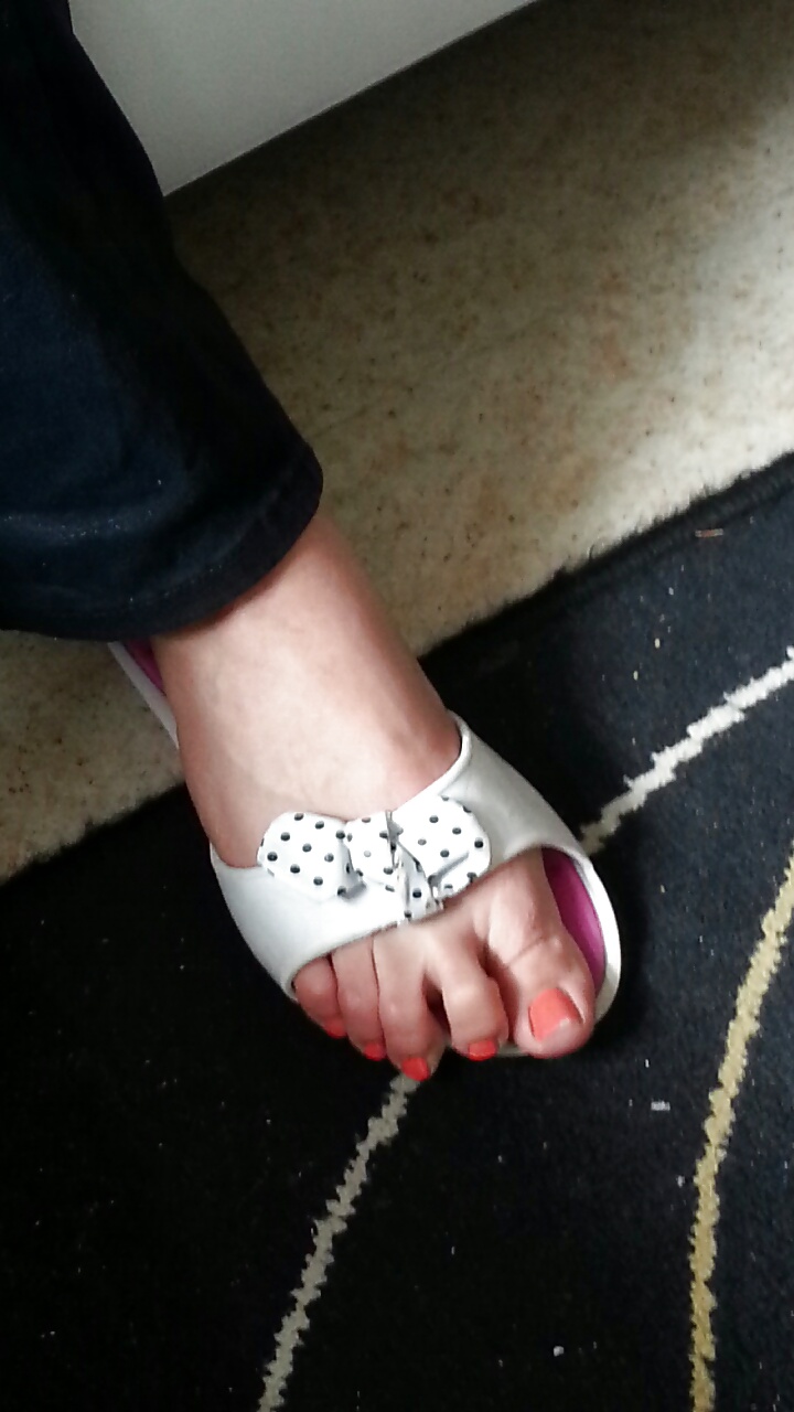 Esposa amante francesa pies rosados dedos de los pies
 #34197135
