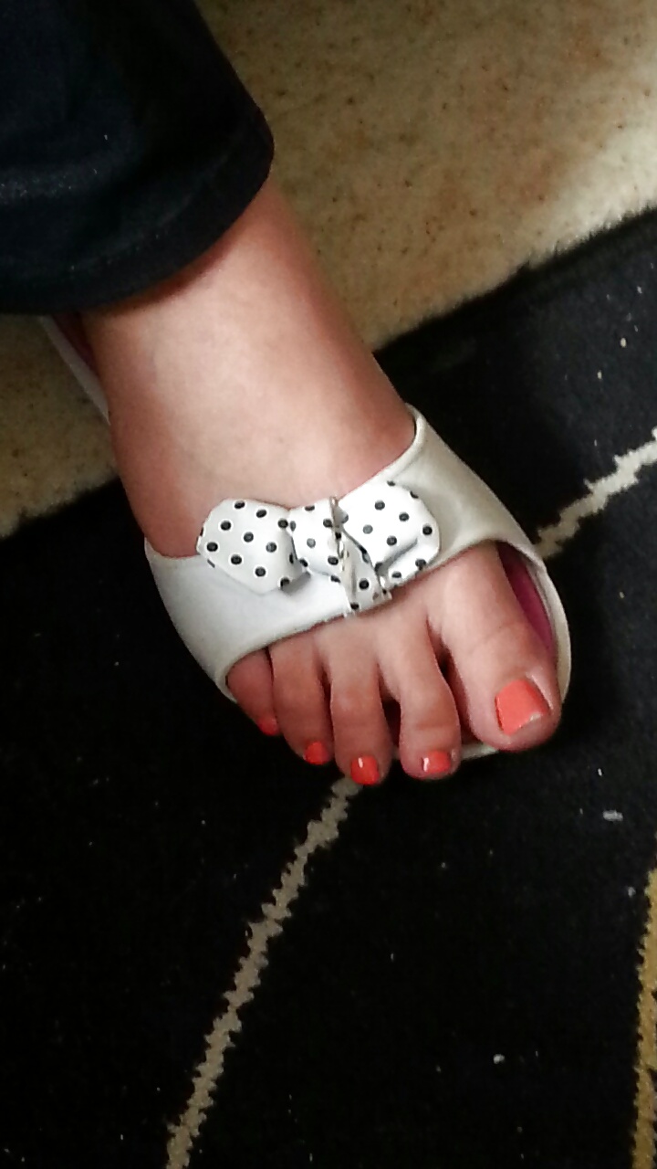 Esposa amante francesa pies rosados dedos de los pies
 #34197158