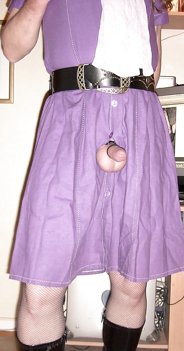 紫色のボタン付きドレスで女装する私
 #36599293