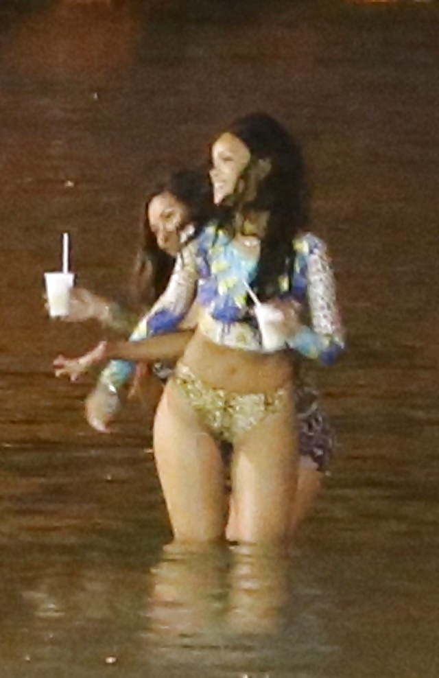 Rihanna rio de janeiro fotos en bikini
 #28021301
