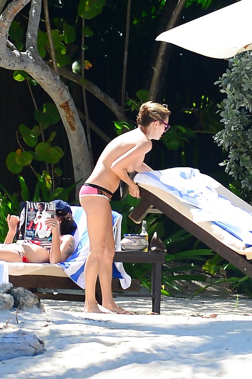 Kate moss toma el sol en topless en vacaciones en jamaica
 #24653228